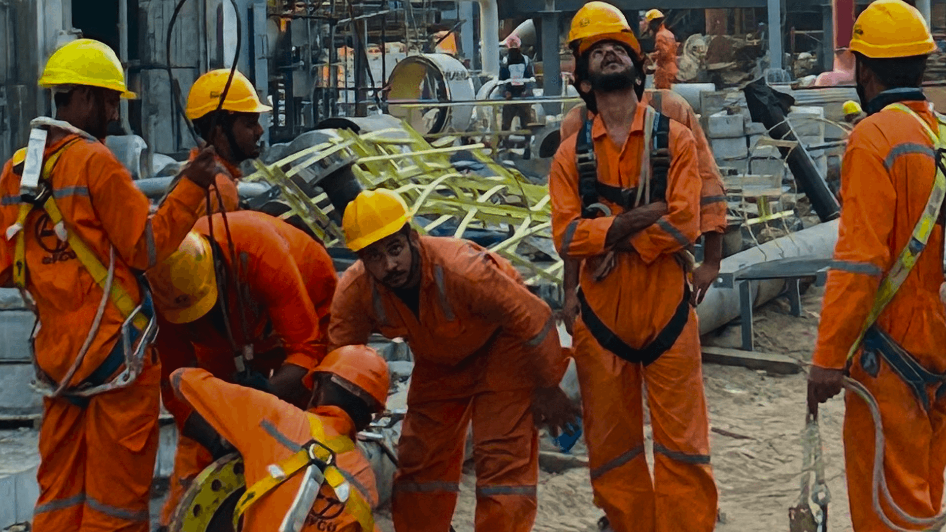 Trabajadores industriales con equipo de protección personal
